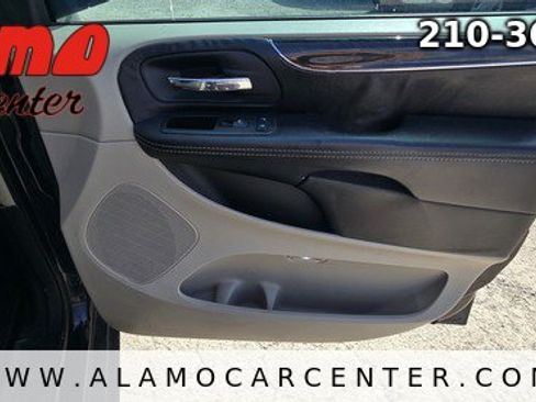 Used 2014 Chrysler Town & Country Touring FWD image 17