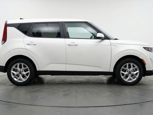 Used 2025 Kia Soul LX w/ LX Technology Package FWD image 11