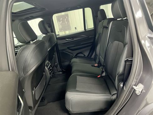 Used 2025 Jeep Grand Cherokee Laredo X w/ Luxury Tech Group I image 23