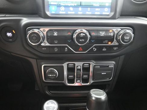 Used 2021 Jeep Gladiator Overland AWD/4WD image 18