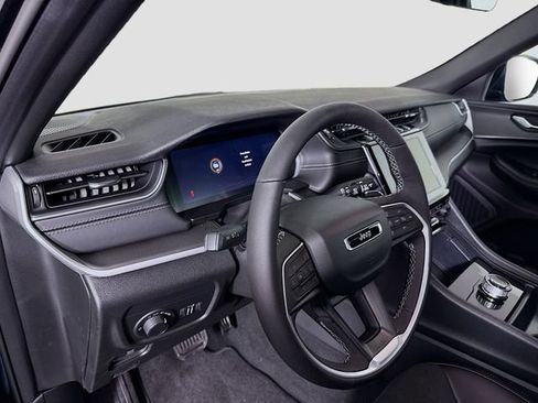 New 2025 Jeep Grand Cherokee Altitude image 9