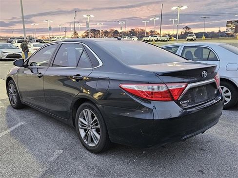 Used 2016 Toyota Camry SE image 5