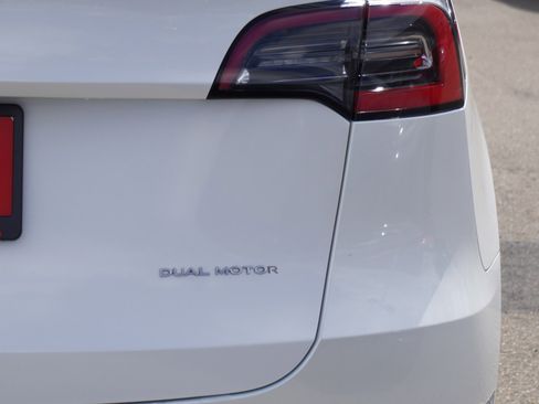 Used 2021 Tesla Model Y Long Range image 10