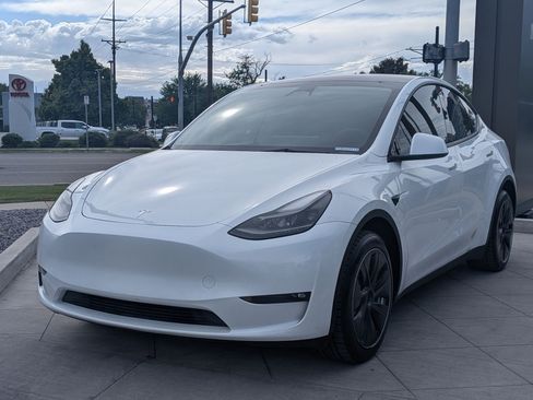 Used 2023 Tesla Model Y Long Range AWD/4WD image 9