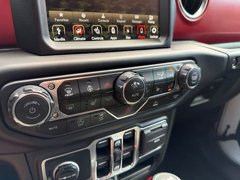 Used 2022 Jeep Wrangler Unlimited Rubicon w/ LED Lighting Group AWD/4WD image 24