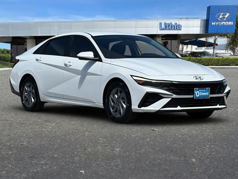Used 2025 Hyundai Elantra Hybrid FWD image 9