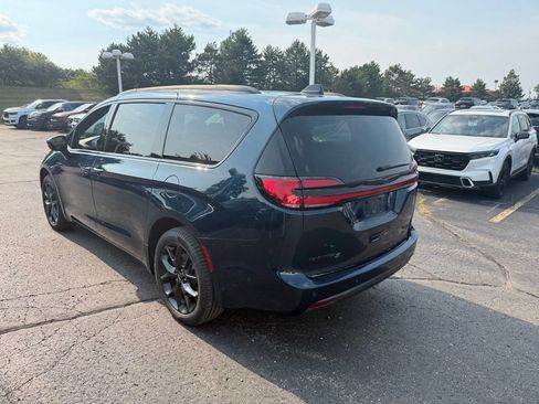 Used 2025 Chrysler Pacifica Limited AWD/4WD image 2