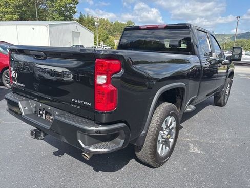 Used 2024 Chevrolet Silverado 2500 Custom image 3