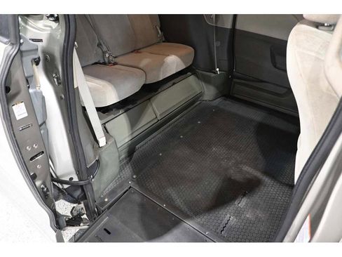 Used 2015 Toyota Sienna LE FWD image 18