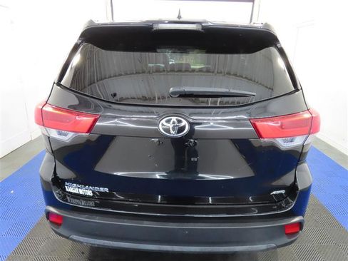 Used 2019 Toyota Highlander XLE image 12
