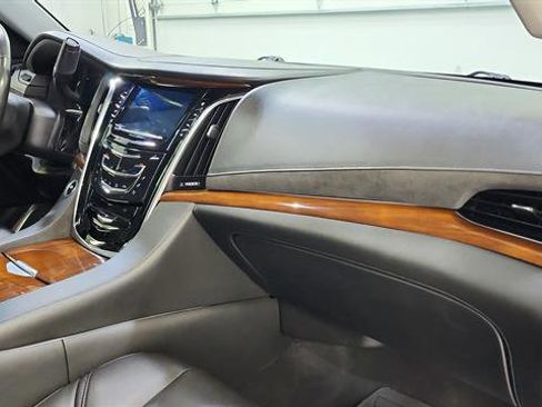Used 2019 Cadillac Escalade Premium Luxury RWD image 26
