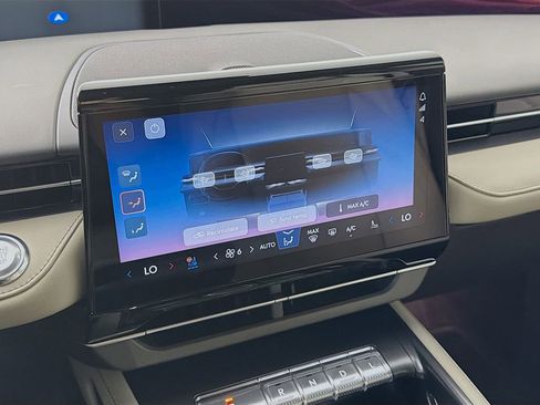 Used 2024 Lincoln Nautilus Premier image 19