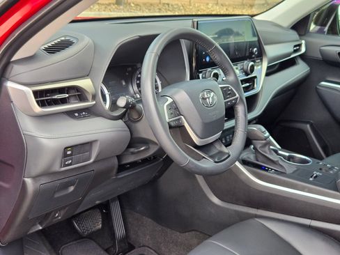 Used 2024 Toyota Highlander XLE AWD/4WD image 13