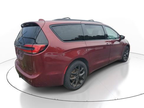 Used 2021 Chrysler Pacifica Touring-L w/ Uconnect Theater Family Group AWD/4WD image 5