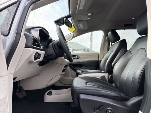 Used 2024 Chrysler Pacifica Touring-L image 10