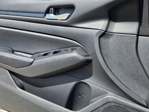 Used 2025 Nissan Altima 2.5 SV image 11