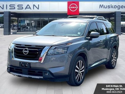 Used 2023 Nissan Pathfinder Platinum FWD image 3