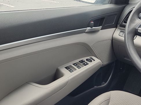 Used 2019 Hyundai Elantra SE FWD image 12