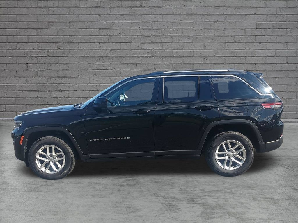 Used 2023 Jeep Grand Cherokee Laredo w/ Luxury Tech Group I AWD/4WD image 4