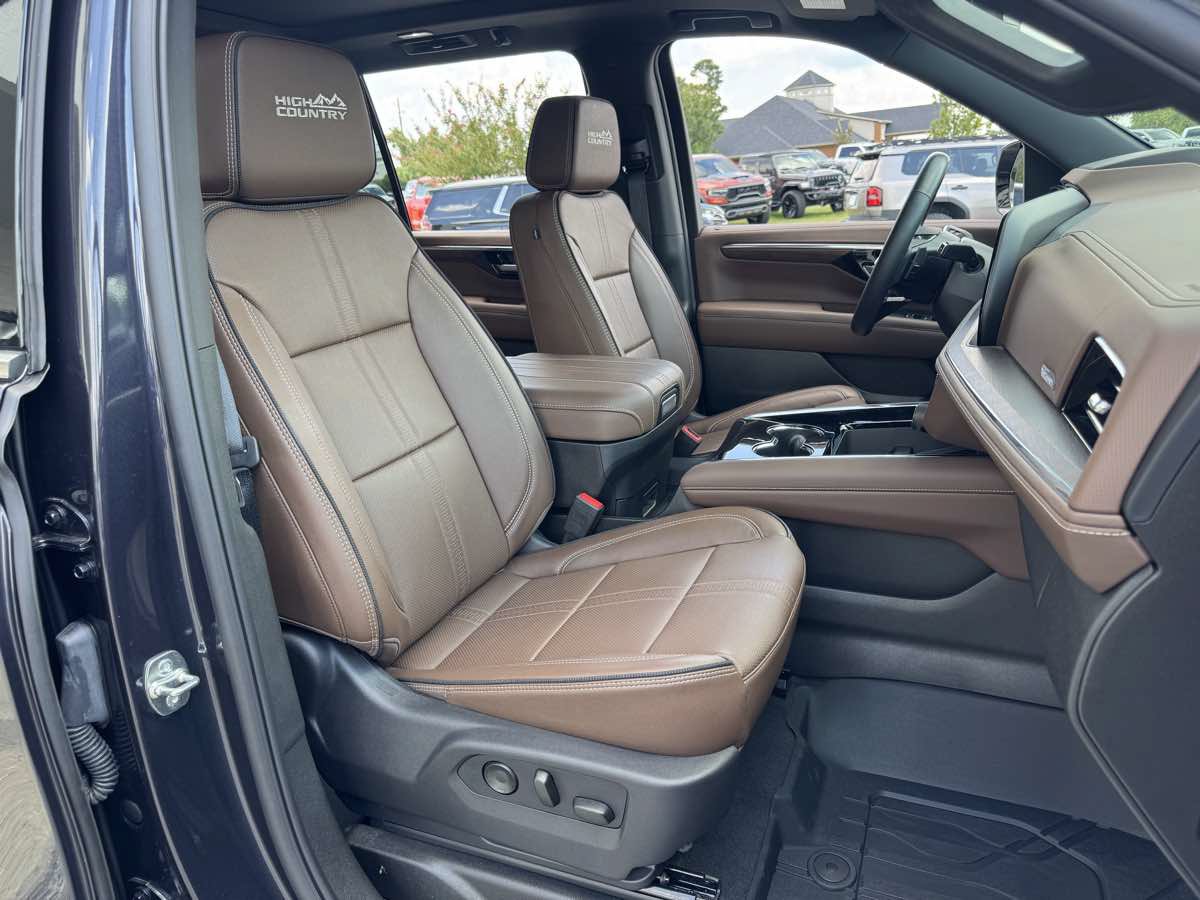Used 2026 Chevrolet Suburban High Country RWD image 13