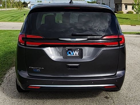 Used 2023 Chrysler Pacifica Touring-L FWD image 11