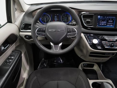 Used 2023 Chrysler Voyager LX image 22