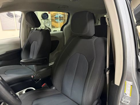 Used 2021 Chrysler Voyager L FWD image 41