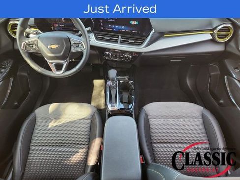 Used 2024 Chevrolet Trax LT w/ Sunroof Package image 35