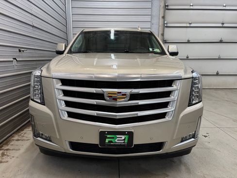 Used 2016 Cadillac Escalade Luxury AWD/4WD image 2