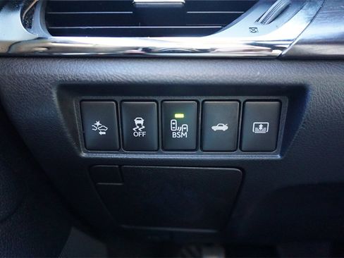 Used 2018 Toyota Avalon Limited image 16