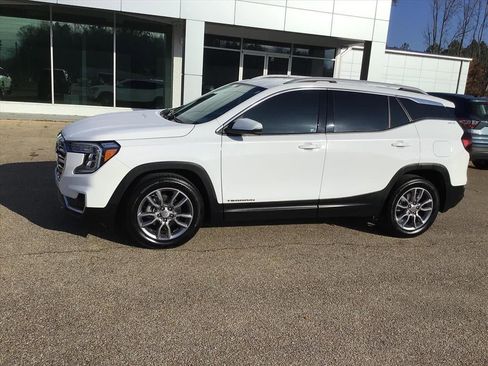 Used 2022 GMC Terrain SLT w/ LPO, Floor Liner Package image 2