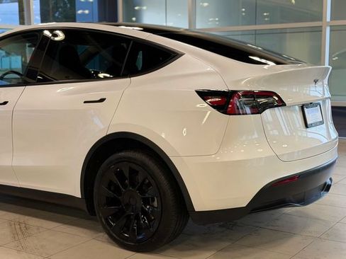 Used 2023 Tesla Model Y AWD image 13
