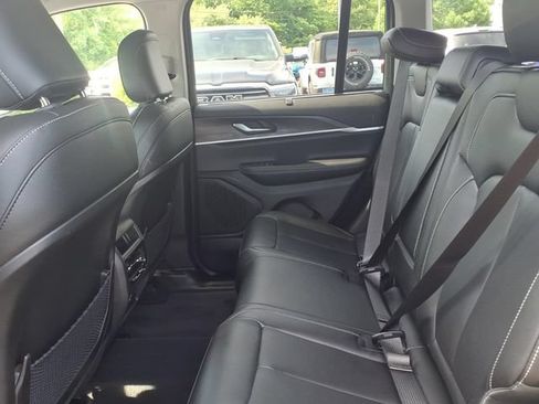 Certified 2023 Jeep Grand Cherokee Limited w/ Luxury Tech Group II AWD/4WD image 16