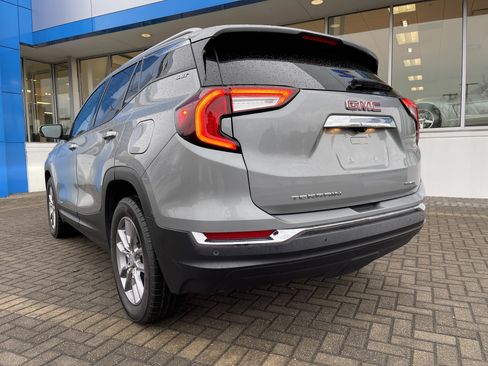 Used 2024 GMC Terrain SLT w/ Infotainment Package II image 3