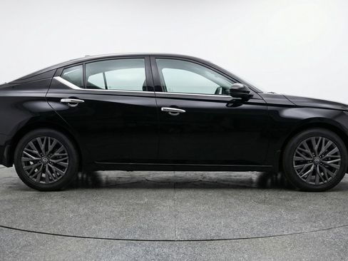 Used 2025 Nissan Altima 2.5 SV image 11