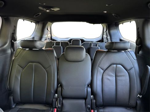 Used 2019 Chrysler Pacifica Touring-L w/ S Appearance Package image 18