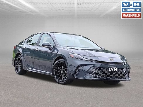 Used 2025 Toyota Camry SE FWD image 1