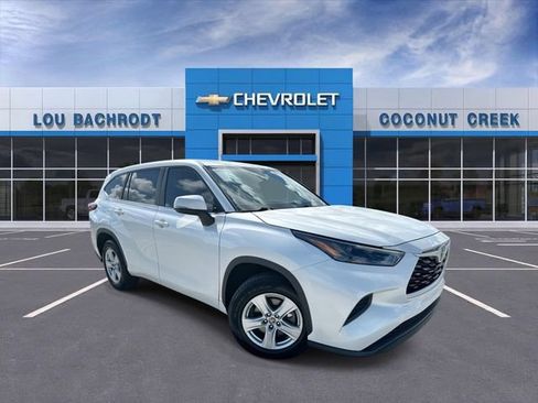 Used 2023 Toyota Highlander L FWD image 5
