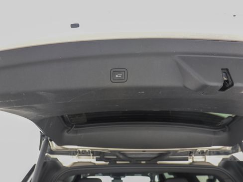 Used 2024 Chevrolet Suburban LT image 12