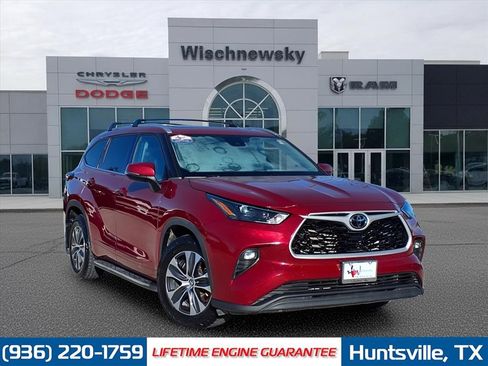 Used 2022 Toyota Highlander XLE image 1