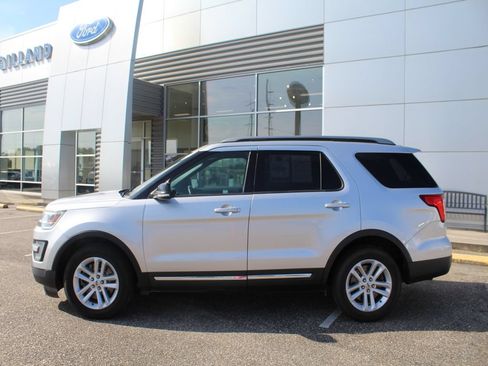 Used 2017 Ford Explorer XLT FWD image 9
