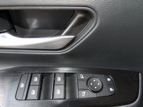 Used 2025 Nissan Kicks SV w/ SV Premium Package image 17