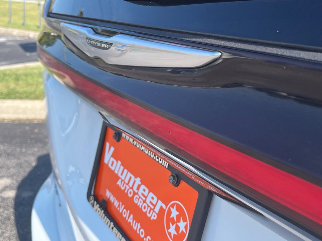 Used 2022 Chrysler Pacifica Touring-L w/ Uconnect Theater Family Group FWD image 10