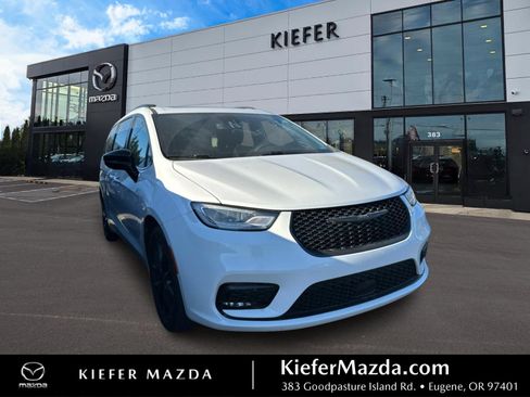 Used 2025 Chrysler Pacifica Limited FWD image 1
