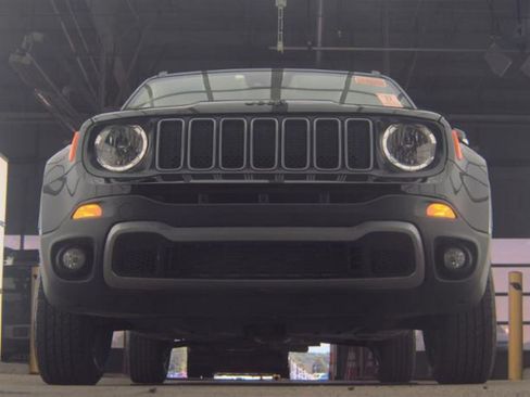 Used 2023 Jeep Renegade Latitude AWD/4WD image 3