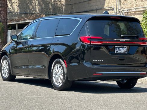New 2027 Chrysler Pacifica Select FWD image 5