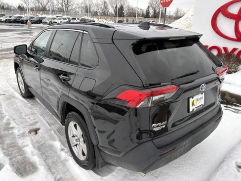 Used 2021 Toyota RAV4 XLE image 6