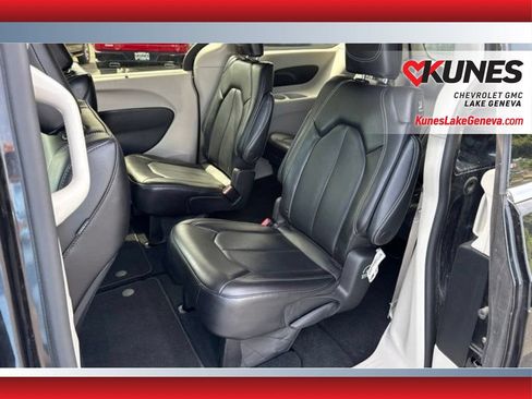 Used 2023 Chrysler Pacifica Touring-L FWD image 13