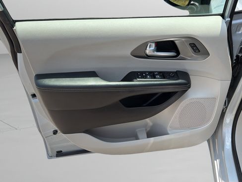 Used 2024 Chrysler Pacifica Touring-L FWD image 16