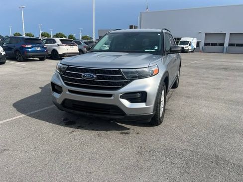 Used 2024 Ford Explorer XLT AWD/4WD image 3